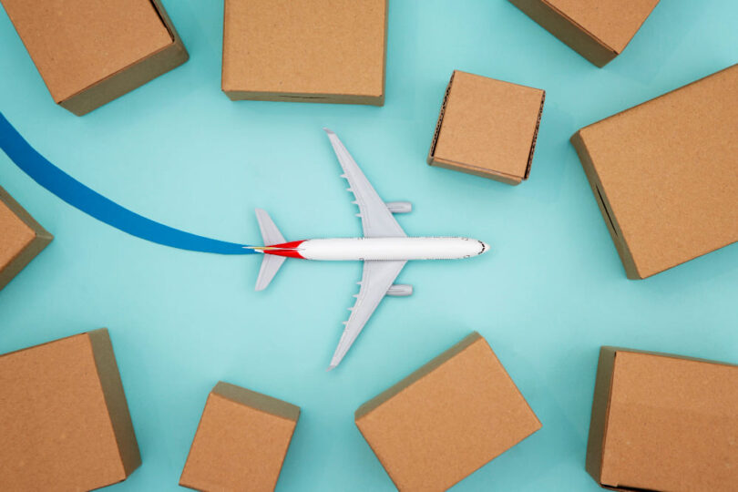 caixa de papelão no avião