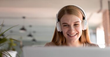 Um profissional atende chamadas em um headset telemarketing.