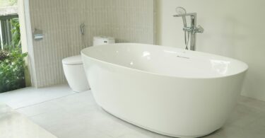 5 motivos para investir em conforto e relaxamento com uma banheira