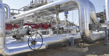 Dois dispositivos de controle, simbolizando a importância de saber escolher fabricantes de válvulas industriais.