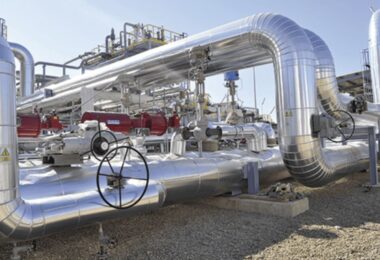 Dois dispositivos de controle, simbolizando a importância de saber escolher fabricantes de válvulas industriais.