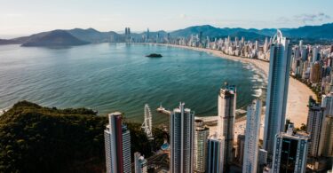 Topo da cidade litorânea Balneário Camboriú, ilustrando o custo de vida em Santa Catarina