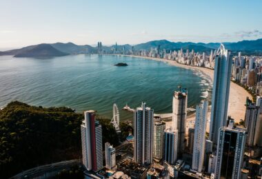Topo da cidade litorânea Balneário Camboriú, ilustrando o custo de vida em Santa Catarina