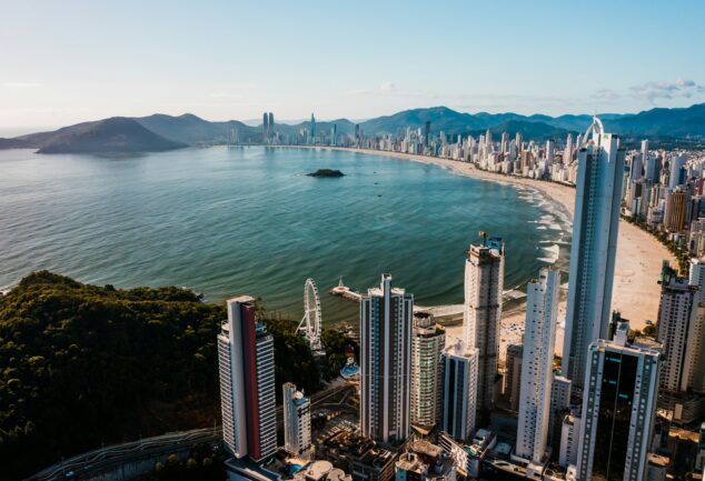 Topo da cidade litorânea Balneário Camboriú, ilustrando o custo de vida em Santa Catarina